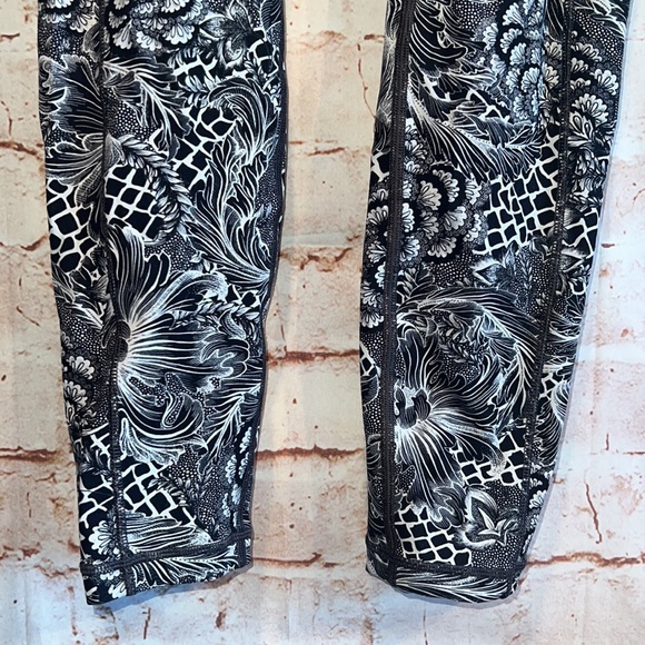 Lululemon Speed Up tight full on luxtreme 28 inch length leggings 4 zip pocket - Picture 3 of 13